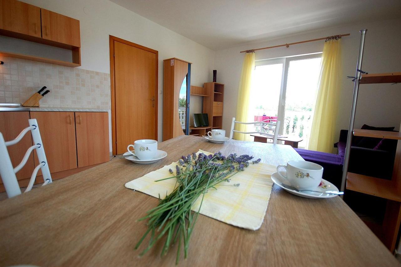 Apartments Novak By El-Pi Tours Malinska Esterno foto