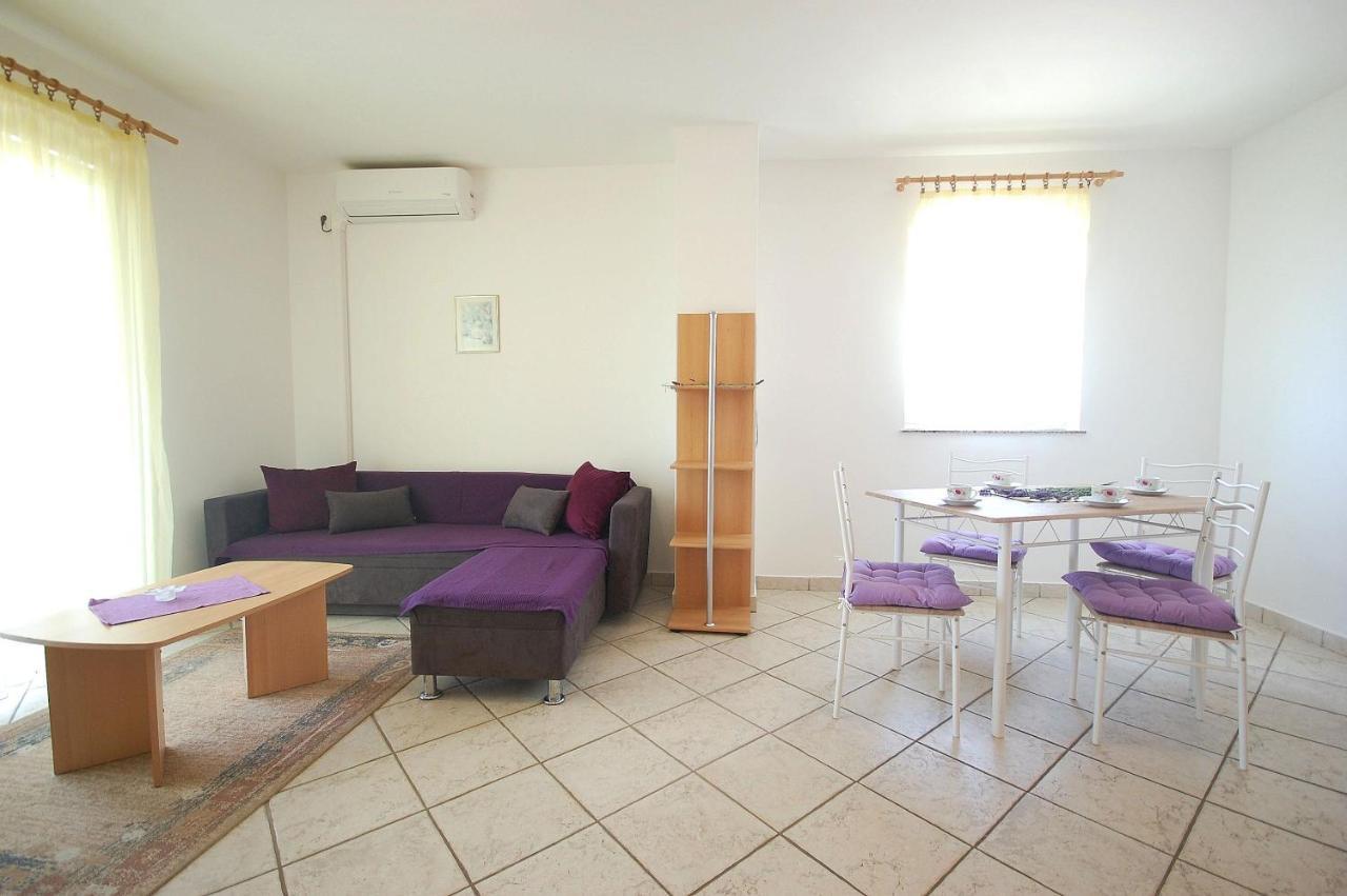 Apartments Novak By El-Pi Tours Malinska Esterno foto